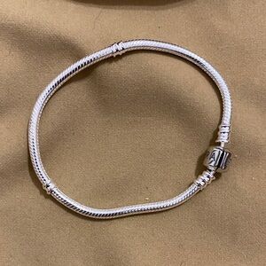 Elegant Silver Women's Bracelet 7”